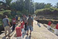 Kapolres Simalungun meninjau jembatan yang selesai dibangun 