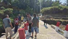 Kapolres Simalungun meninjau jembatan yang selesai dibangun 