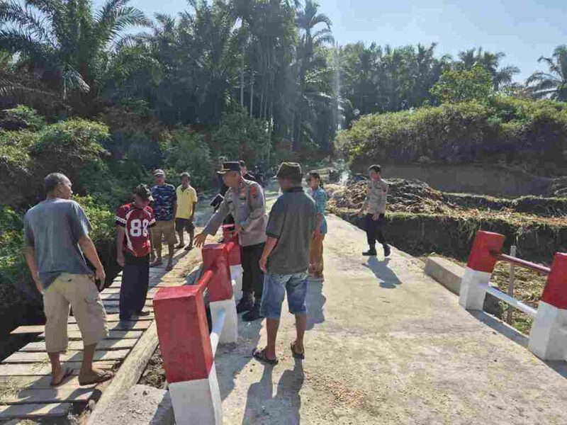Kapolres Simalungun meninjau jembatan yang selesai dibangun 