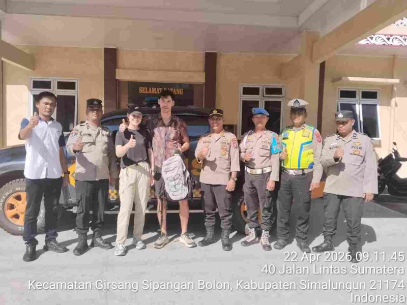 Polisi di Simalungun bantu turis Belanda temukan tas berisi paspor yang tertinggal di taksi di kawasan Danau Toba.