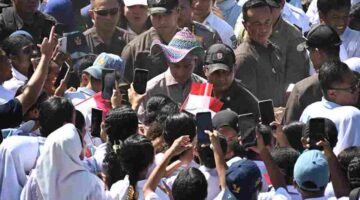 Wakil Presiden (Wapres) Gibran Rakabuming Raka meninjau pelaksanaan program Makan Bergizi Gratis (MBG) di SD Negeri 2 Waisai, Kabupaten Raja Ampat, Rabu (22/4/2026).