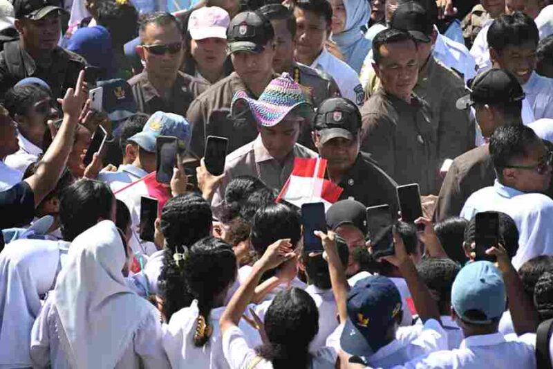 Wakil Presiden (Wapres) Gibran Rakabuming Raka meninjau pelaksanaan program Makan Bergizi Gratis (MBG) di SD Negeri 2 Waisai, Kabupaten Raja Ampat, Rabu (22/4/2026).