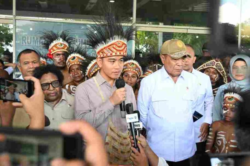 Wakil Presiden (Wapres) Gibran Rakabuming Raka menyampaikan rasa hormat dan apresiasinya kepada Wakil Presiden ke-10 dan ke-12 RI, Jusuf Kalla, usai meninjau RSUD JP Wanane, Kabupaten Sorong, Papua Barat Daya, Rabu (22/04/2026).