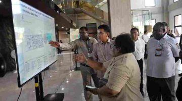 Wapres Gibran meninjau pembangunan Kantor Gubernur Papua Barat Daya.