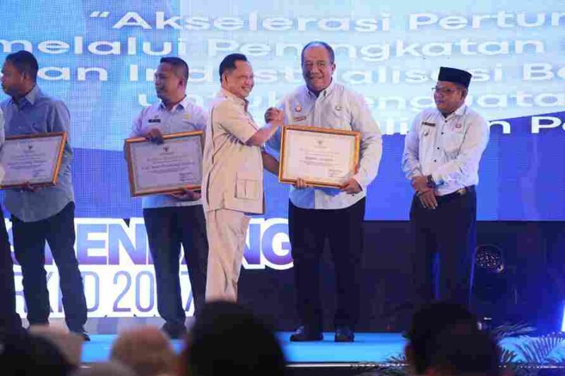 Bupati Asahan hadiri Musrenbang Sumut 2027 dan terima penghargaan dari Mendagri atas kontribusi bantuan kemanusiaan lintas daerah.