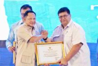 Bupati Simalungun, Dr. H. Anton Achmad Saragih, yang diwakili Sekretaris Daerah Kabupaten Simalungun, Mixnon Andreas Simamora, menerima penghargaan dari Kementerian Dalam Negeri. Kegiatan berlangsung pada Rabu (22 April 2026) di Hotel Santika Premiere Dyandra, Medan.