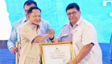 Bupati Simalungun, Dr. H. Anton Achmad Saragih, yang diwakili Sekretaris Daerah Kabupaten Simalungun, Mixnon Andreas Simamora, menerima penghargaan dari Kementerian Dalam Negeri. Kegiatan berlangsung pada Rabu (22 April 2026) di Hotel Santika Premiere Dyandra, Medan.