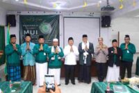 Ketua Forum Kerukunan Umat Beragama (FKUB) sekaligus Ketua Majelis Ulama Indonesia Pematangsiantar, Ali Lubis, saat berfoto bersama dengan Wali Kota, kapolres, dan jajaran pengurus. 