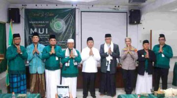 Ketua Forum Kerukunan Umat Beragama (FKUB) sekaligus Ketua Majelis Ulama Indonesia Pematangsiantar, Ali Lubis, saat berfoto bersama dengan Wali Kota, kapolres, dan jajaran pengurus. 
