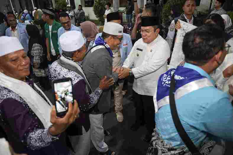 Jamaah haji Pematangsiantar dilepas Wali Kota Wesly Silalahi menuju embarkasi Medan.