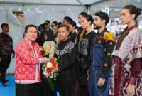 Peragaan busana wastra bertajuk Etnika Moderna di Lapangan Adam Malik, Kamis (23/4/2026) sore,