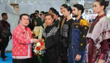 Peragaan busana wastra bertajuk Etnika Moderna di Lapangan Adam Malik, Kamis (23/4/2026) sore,