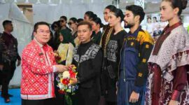 Peragaan busana wastra bertajuk Etnika Moderna di Lapangan Adam Malik, Kamis (23/4/2026) sore,