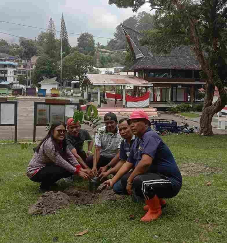 Penanaman Pohon di parapat.