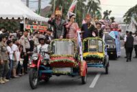 Kadis Ketenagakerjaan, Robert Samosir, bersama rombongan saat diatas becak siantar.