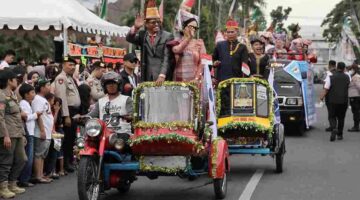 Kadis Ketenagakerjaan, Robert Samosir, bersama rombongan saat diatas becak siantar.