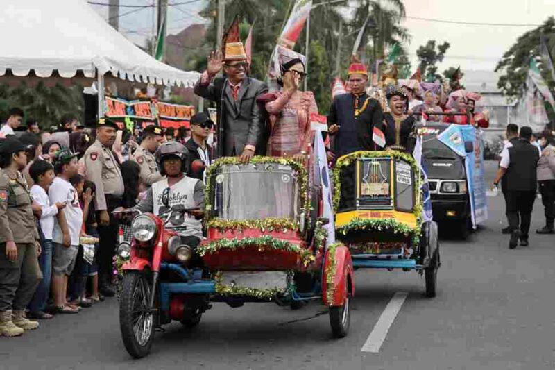 Kadis Ketenagakerjaan, Robert Samosir, bersama rombongan saat diatas becak siantar.