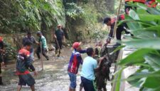DLH Pematangsiantar gelar aksi bersih sungai di Taman Kehati saat Hari Bumi.