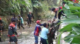 DLH Pematangsiantar gelar aksi bersih sungai di Taman Kehati saat Hari Bumi.