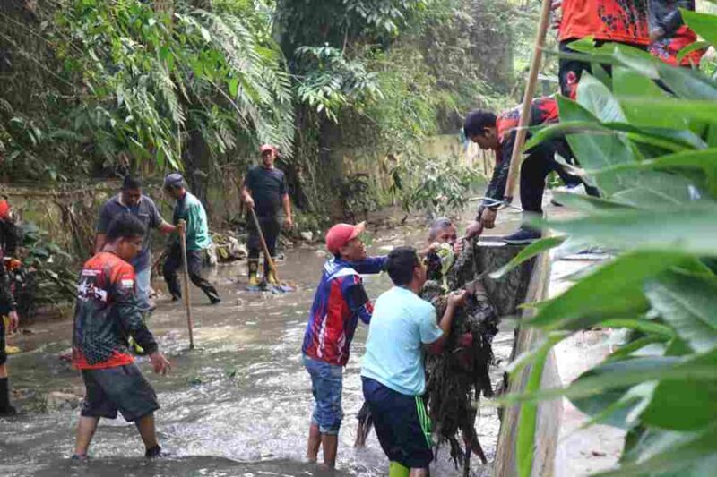 DLH Pematangsiantar gelar aksi bersih sungai di Taman Kehati saat Hari Bumi.
