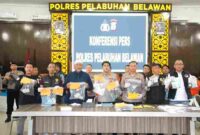 Konferensi pers di Aula Mapolres Belawan, Sabtu (25 April 2026).