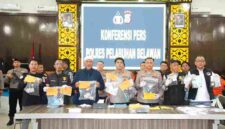 Konferensi pers di Aula Mapolres Belawan, Sabtu (25 April 2026).