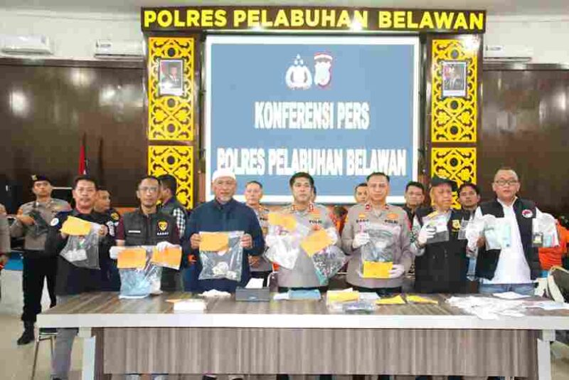 Konferensi pers di Aula Mapolres Belawan, Sabtu (25 April 2026).
