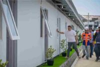 Sekretaris Kabinet Teddy Indra Wijaya bersama Direktur Utama PT Kereta Api Indonesia (PT KAI), Bobby Rasyidin, meninjau langsung perkembangan pembangunan hunian bagi warga pinggi rel di daerah Stasiun Senen, Jakarta, pada Sabtu, 25 April 2026. 