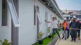 Sekretaris Kabinet Teddy Indra Wijaya bersama Direktur Utama PT Kereta Api Indonesia (PT KAI), Bobby Rasyidin, meninjau langsung perkembangan pembangunan hunian bagi warga pinggi rel di daerah Stasiun Senen, Jakarta, pada Sabtu, 25 April 2026. 