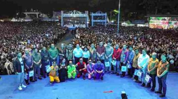 Wali Kota Pematangsiantar, Wesly Silalahi, saat foto bersama dihadapan penonton yang hadir.