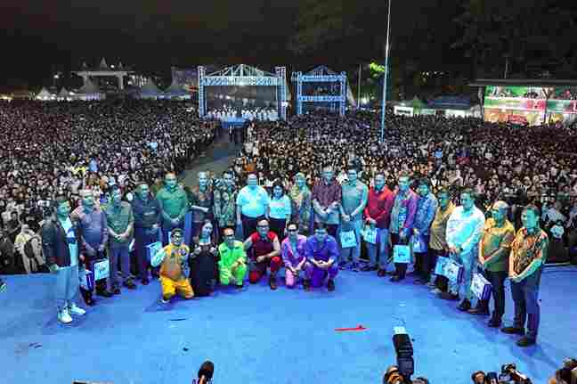 Wali Kota Pematangsiantar, Wesly Silalahi, saat foto bersama dihadapan penonton yang hadir.