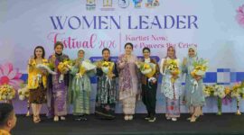 Airin Rico Waas saat berfoto bersama.