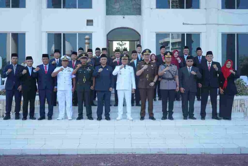 Foto bersama usai upacara peringatan Hari Otonomi Daerah (Otda) ke-30 Tahun 2026 di halaman Kantor Bupati Asahan, yang berlangsung pada Senin (27/4/2026) sekitar pukul 08.00 WIB.