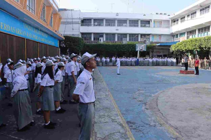 Kapolres Pematangsiantar, AKBP Sah Udur T.M. Sitinjak, S.H., S.I.K., M.H., menjadi pembina upacara bendera di SMA Sultan Agung Kota Pematangsiantar,