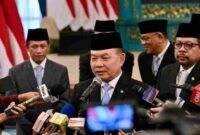 Kepala Staf Kepresidenan (KSP), Dudung Abdurachman, menyampaikan keterangannya kepada awak media usai dilantik oleh Presiden Prabowo Subianto di Istana Negara, Jakarta, pada Senin, 27 April 2026.