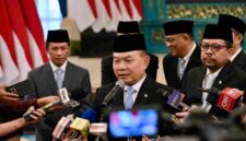 Kepala Staf Kepresidenan (KSP), Dudung Abdurachman, menyampaikan keterangannya kepada awak media usai dilantik oleh Presiden Prabowo Subianto di Istana Negara, Jakarta, pada Senin, 27 April 2026.