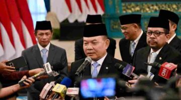 Kepala Staf Kepresidenan (KSP), Dudung Abdurachman, menyampaikan keterangannya kepada awak media usai dilantik oleh Presiden Prabowo Subianto di Istana Negara, Jakarta, pada Senin, 27 April 2026.