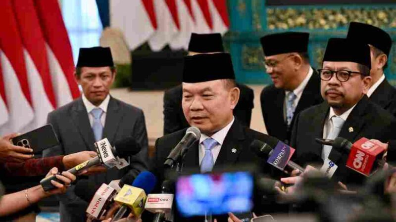 Kepala Staf Kepresidenan (KSP), Dudung Abdurachman, menyampaikan keterangannya kepada awak media usai dilantik oleh Presiden Prabowo Subianto di Istana Negara, Jakarta, pada Senin, 27 April 2026.