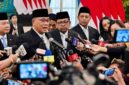 Menteri Lingkungan Hidup/Kepala Badan Pengendalian Lingkungan, Mohammad Jumhur Hidayat, menyampaikan keterangannya kepada awak media usai dilantik oleh Presiden Prabowo Subianto di Istana Negara, Jakarta, pada Senin, 27 April 2026. 