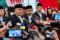 Menteri Lingkungan Hidup/Kepala Badan Pengendalian Lingkungan, Mohammad Jumhur Hidayat, menyampaikan keterangannya kepada awak media usai dilantik oleh Presiden Prabowo Subianto di Istana Negara, Jakarta, pada Senin, 27 April 2026. 