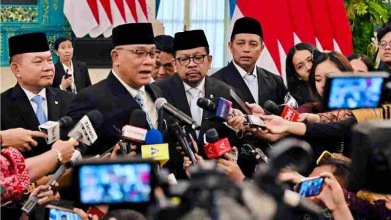 Menteri Lingkungan Hidup/Kepala Badan Pengendalian Lingkungan, Mohammad Jumhur Hidayat, menyampaikan keterangannya kepada awak media usai dilantik oleh Presiden Prabowo Subianto di Istana Negara, Jakarta, pada Senin, 27 April 2026. 