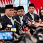 Menteri Lingkungan Hidup/Kepala Badan Pengendalian Lingkungan, Mohammad Jumhur Hidayat, menyampaikan keterangannya kepada awak media usai dilantik oleh Presiden Prabowo Subianto di Istana Negara, Jakarta, pada Senin, 27 April 2026. 