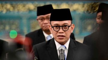 Kepala Badan Karantina Indonesia, Abdul Kadir Karding, menyampaikan keterangannya kepada awak media usai dilantik oleh Presiden Prabowo Subianto di Istana Negara, Jakarta, pada Senin, 27 April 2026. 