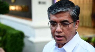 Menteri Ketenagakerjaan (Menaker), Yassierli, menyampaikan keterangannya ke awak media usai dipanggil Presiden Prabowo Subianto di Istana Merdeka, Jakarta, pada Senin, 27 April 2026.