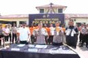 Pada Selasa, 28 April 2026, Polres Dairi memaparkan hasil operasi pemberantasan narkoba yang berlangsung sejak Januari hingga April 2026 dalam konferensi pers di halaman Mapolres Dairi.