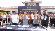 Pada Selasa, 28 April 2026, Polres Dairi memaparkan hasil operasi pemberantasan narkoba yang berlangsung sejak Januari hingga April 2026 dalam konferensi pers di halaman Mapolres Dairi.