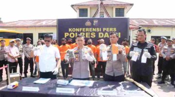 Pada Selasa, 28 April 2026, Polres Dairi memaparkan hasil operasi pemberantasan narkoba yang berlangsung sejak Januari hingga April 2026 dalam konferensi pers di halaman Mapolres Dairi.