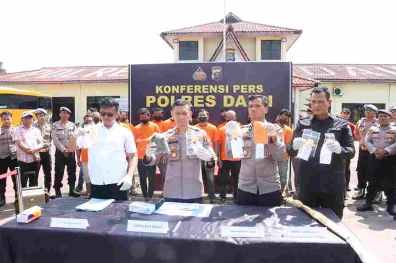 Pada Selasa, 28 April 2026, Polres Dairi memaparkan hasil operasi pemberantasan narkoba yang berlangsung sejak Januari hingga April 2026 dalam konferensi pers di halaman Mapolres Dairi.