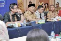 Rapat Koordinasi High Level Meeting (HLM) Tim Percepatan dan Perluasan Digitalisasi Daerah (TP2DD) yang dirangkaikan dengan evaluasi PAD Triwulan I Tahun 2026, di Balei Harungguan Tuan Rondahaim Saragih, Pamatang Raya, Selasa (28 April 2026).