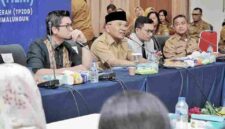 Rapat Koordinasi High Level Meeting (HLM) Tim Percepatan dan Perluasan Digitalisasi Daerah (TP2DD) yang dirangkaikan dengan evaluasi PAD Triwulan I Tahun 2026, di Balei Harungguan Tuan Rondahaim Saragih, Pamatang Raya, Selasa (28 April 2026).